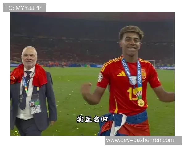 荣耀时刻,亚马尔在对阵皇社赛前向主场球迷展示科帕奖 荣耀时刻,亚马尔在对阵皇社赛前向主场球迷展示科帕奖